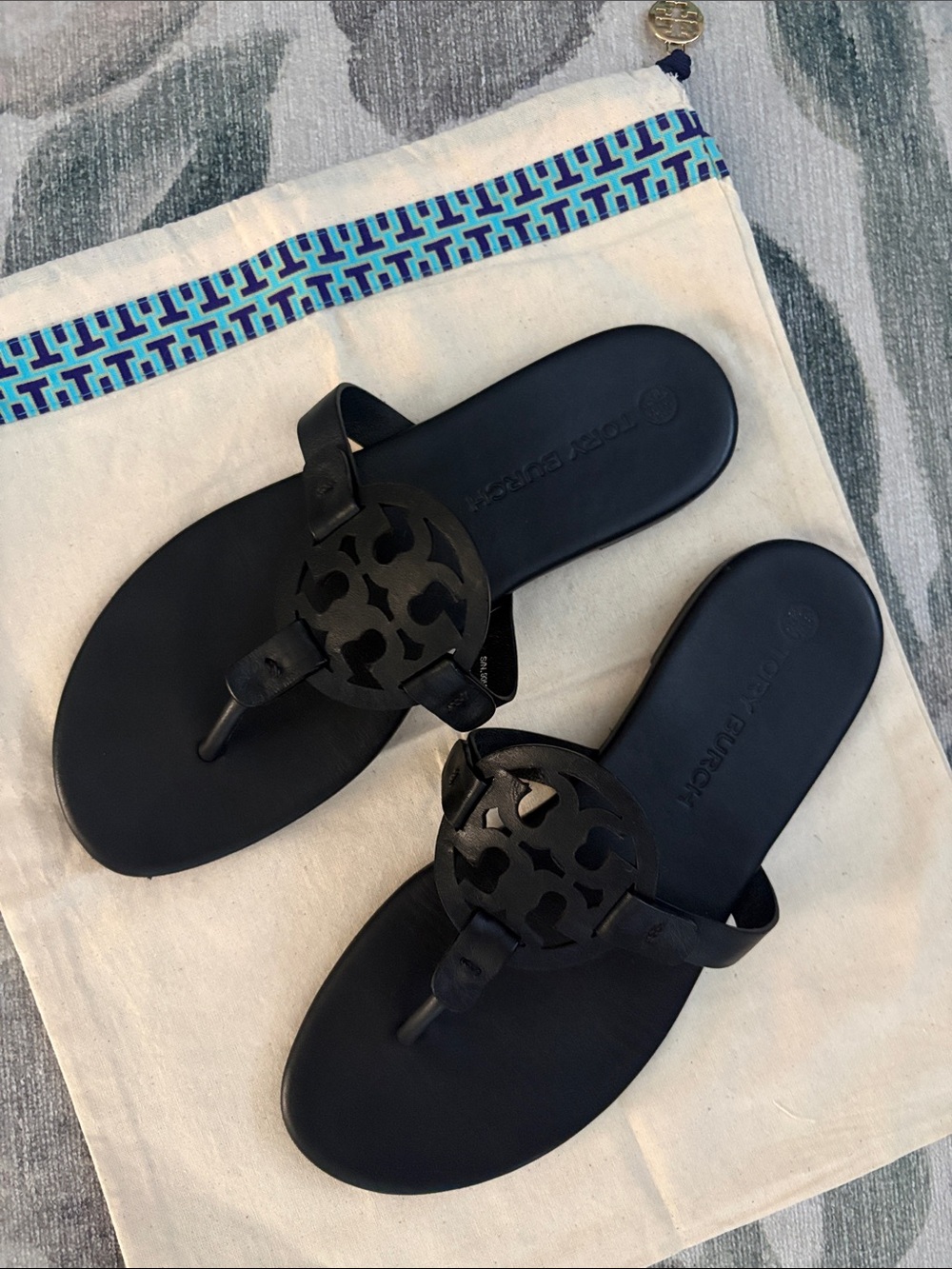 Tory Burch Black Leather Logo Thong Sandals - Cutout Medallion